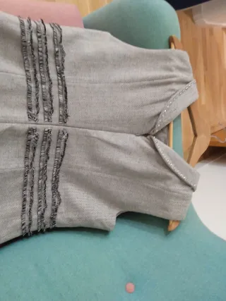 Vestido gris con cuello Peter Pan,es de Rosalíta.