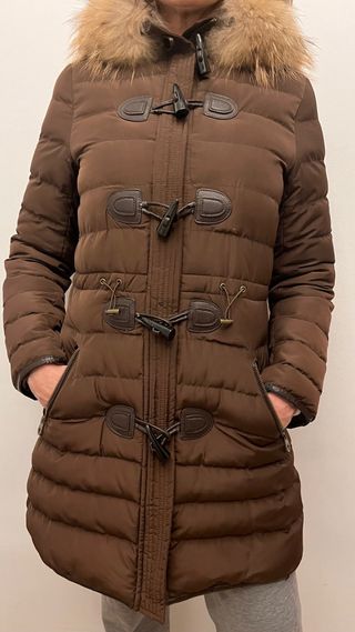 Abrigo marrón con capucha y detalles