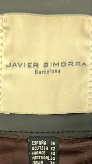 Abrigo marrón con capucha y detalles