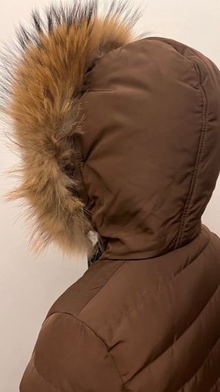 Abrigo marrón con capucha y detalles