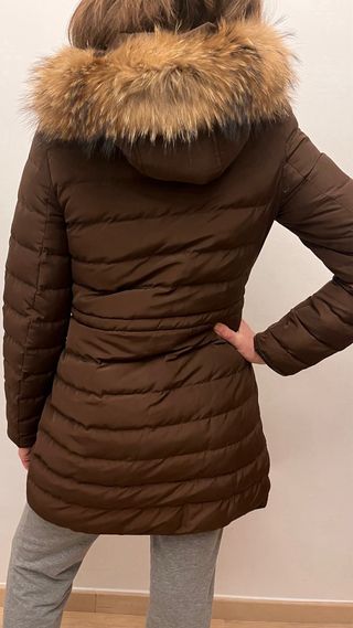 Abrigo marrón con capucha y detalles