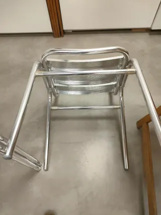 Tavolo rotondo e 2 sedie da terrazzo in alluminio