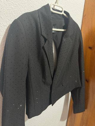 Chaqueta corta con pedrería