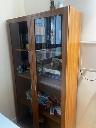 Estantería de madera con puertas de cristal