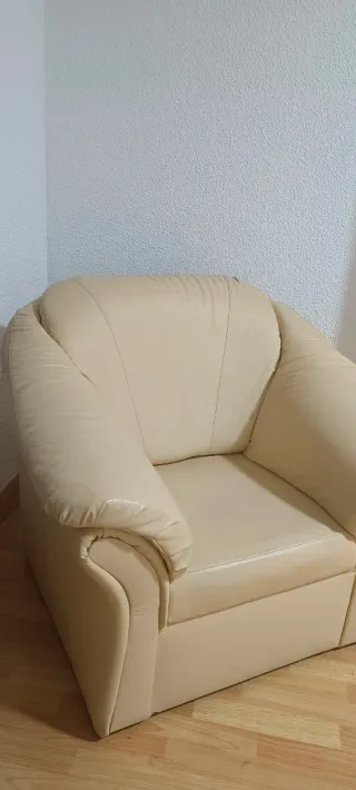 Sillón de polipiel beige