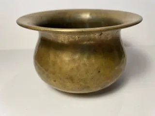 Antico vaso in ottone battuto