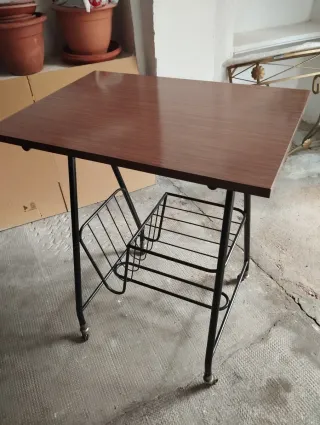 Mesa auxiliar con revistero para tv