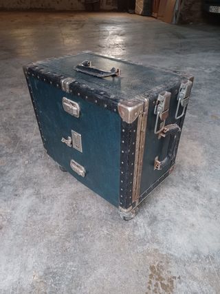 Maleta antigua de atrezo con ruedas
