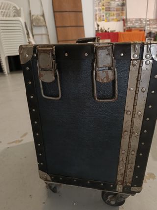 Maleta antigua de atrezo con ruedas
