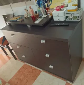 Cómoda de madera oscura