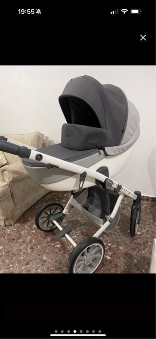 Carro de bebé gris y blanco