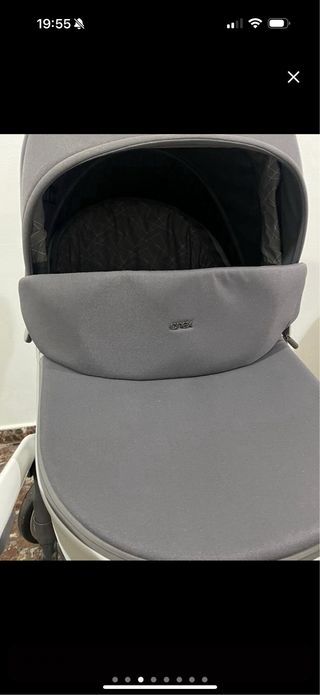 Carro de bebé gris y blanco