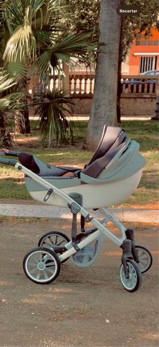Carro de bebé gris y blanco