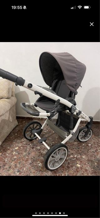 Carro de bebé gris y blanco