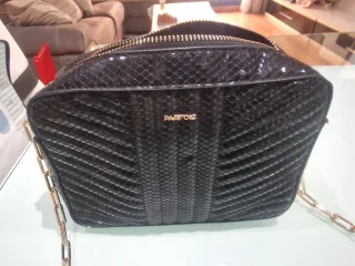Bolso negro Parfois efecto piel serpiente