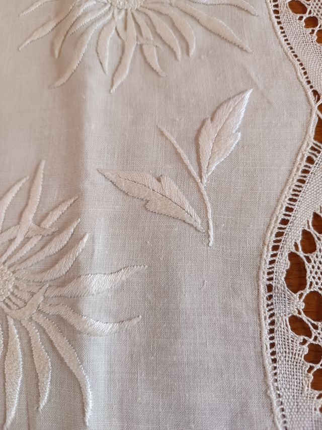 Mantelería antigua hilo bordada bolillo