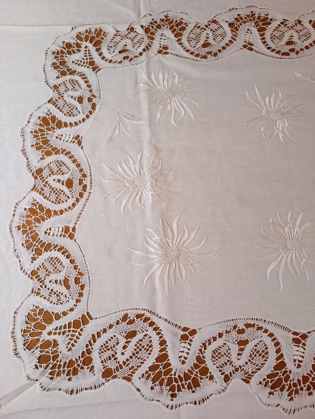 Mantelería antigua hilo bordada bolillo