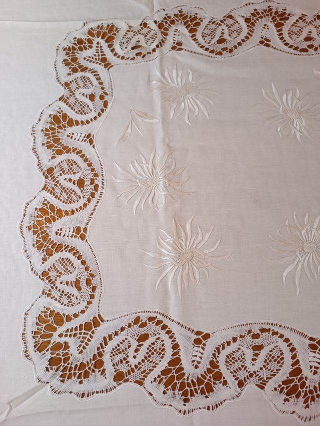 Mantelería antigua hilo bordada bolillo