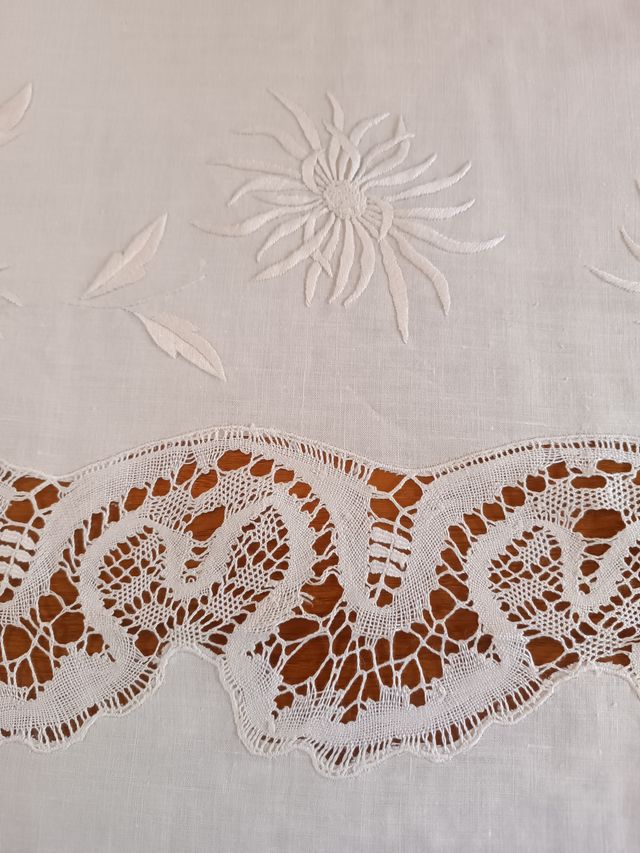 Mantelería antigua hilo bordada bolillo
