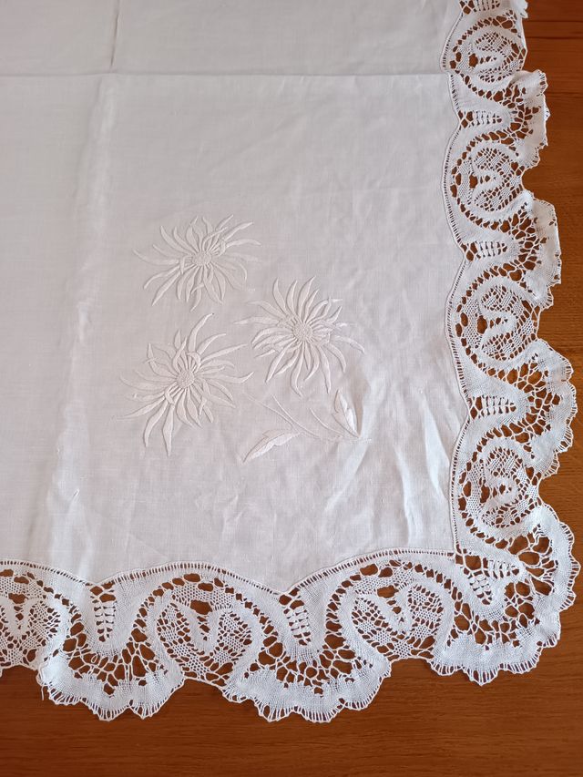 Mantelería antigua hilo bordada bolillo