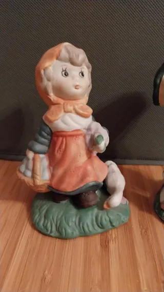 2 Figuras mavideñas de porcelana