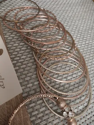 Lote de pulseras y pendientes