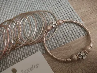 Lote de pulseras y pendientes