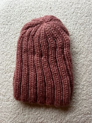 Gorro de lana rosa.