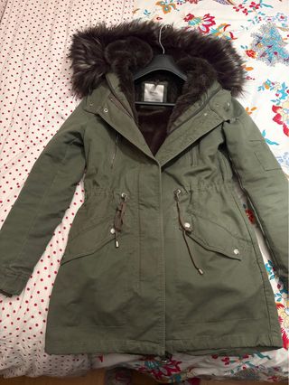 Parka verde Bershka con capucha y pelo