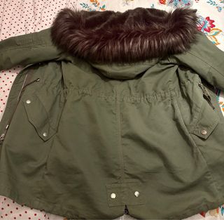 Parka verde Bershka con capucha y pelo