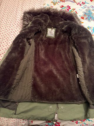 Parka verde Bershka con capucha y pelo