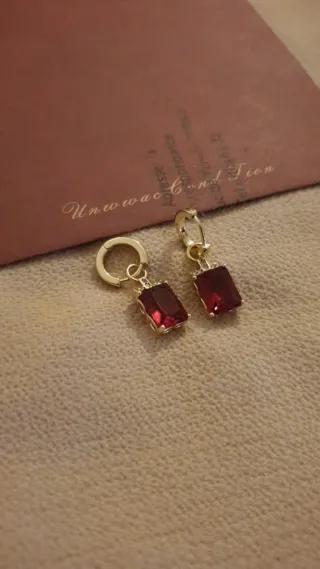 Pendientes chapados en oro con piedra roja