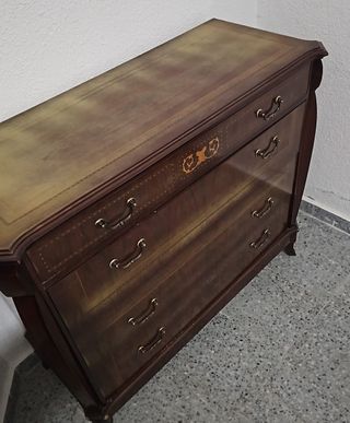 Cómoda de madera con detalles dorados