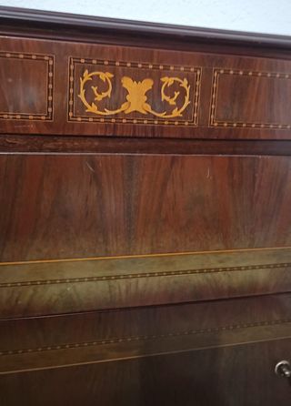 Cómoda de madera con detalles dorados