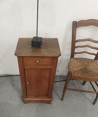 Mesita de noche antigua de madera