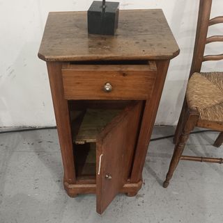 Mesita de noche antigua de madera