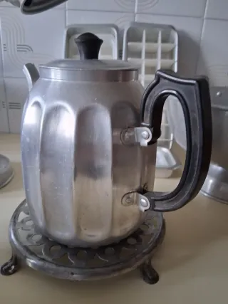 Lote Vintage Aluminio: Cafetera, Tazas y Más