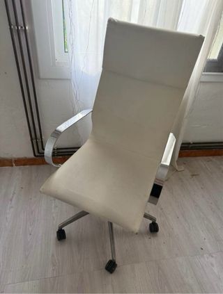 Silla de oficina piel blanca y metal
