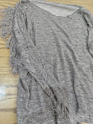 Jersey gris con flecos y algo de brillo. talla úni