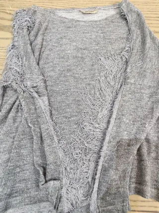 Jersey gris con flecos y algo de brillo. talla úni