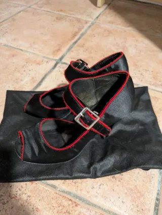 Scarpe eleganti in salone dello store Zapatos con estilo