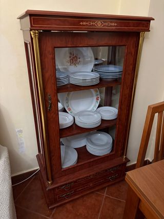 Vitrina de madera con detalles dorados.