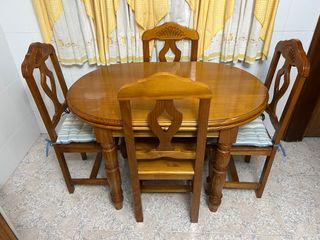 Mesa de madera extensible con 4 sillas