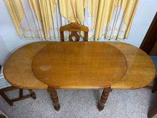Mesa de madera extensible con 4 sillas