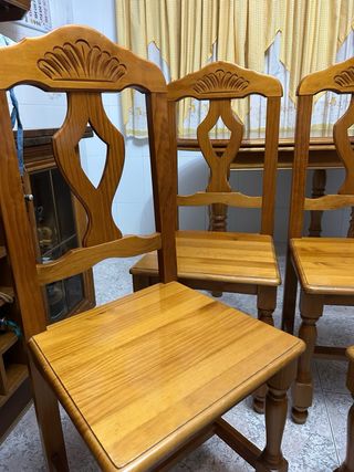 Mesa de madera extensible con 4 sillas