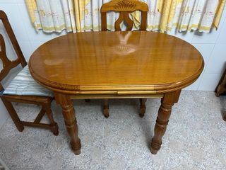 Mesa de madera extensible con 4 sillas