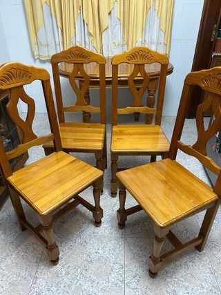 Mesa de madera extensible con 4 sillas