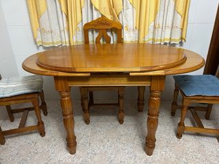 Mesa de madera extensible con 4 sillas