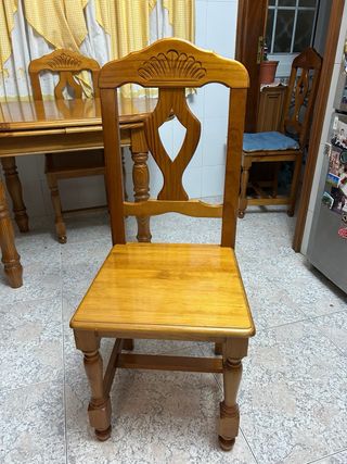 Mesa de madera extensible con 4 sillas