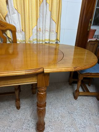 Mesa de madera extensible con 4 sillas
